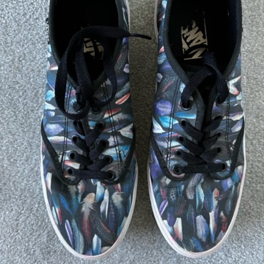CLEARANCE Women's Low Top Feather Vans Size 9